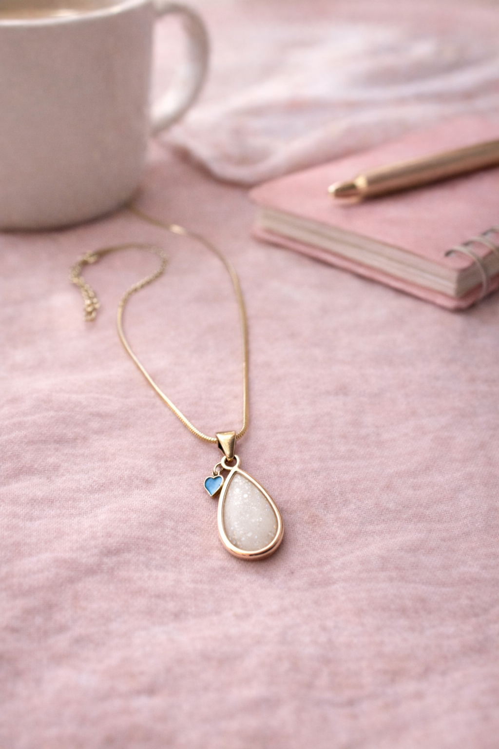 joyas de leche materna en una mesa